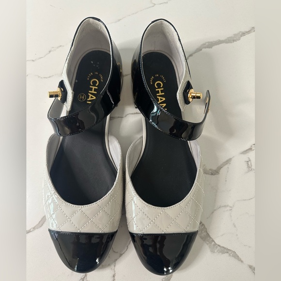 Chanel Interlocking CC Logo Leather Flats - Picture 4 of 9